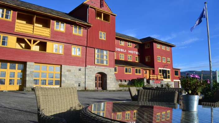 Ein rotes Gebäude mit der Aufschrift ossli hotel darauf