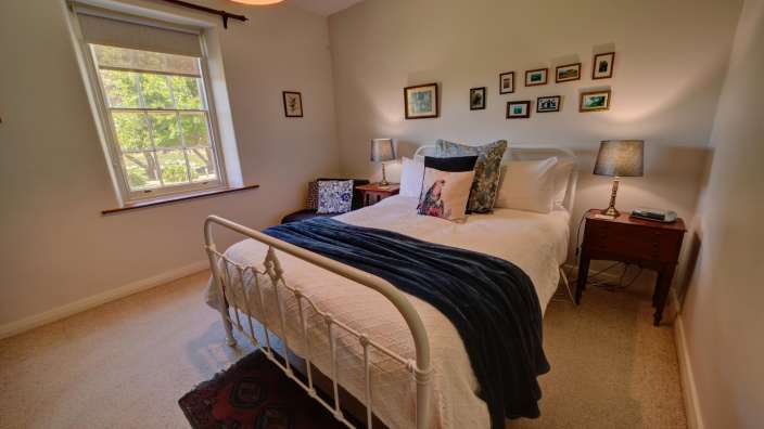 Ein Schlafzimmer mit einem Bett und zwei Nachttischen