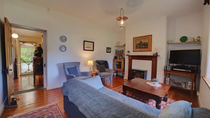 Ein Wohnzimmer mit einem Couchtisch und einem Fernseher