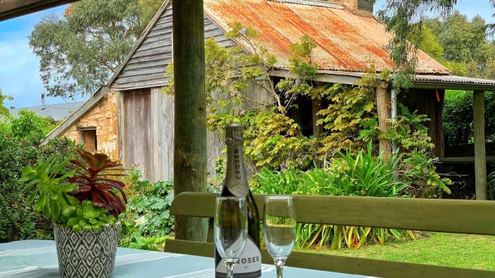 Eine Flasche rosé steht auf einem Tisch neben zwei Gläsern