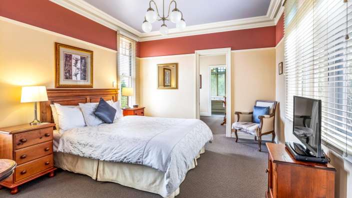 Ein Schlafzimmer mit einem Bett und einem Fernseher