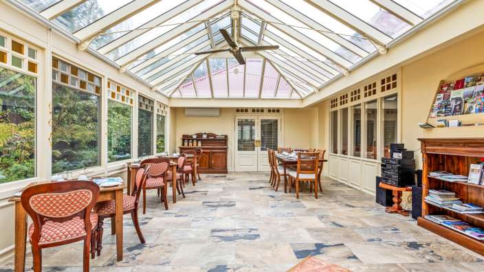 Ein großer Raum mit vielen Tischen und Stühlen