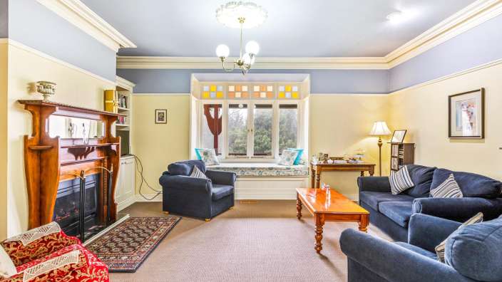 Ein Wohnzimmer mit vielen Möbeln und einem Kamin