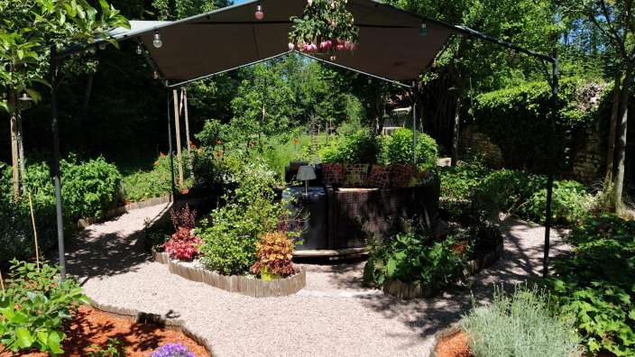 Ein Garten mit vielen Pflanzen und einem Zelt