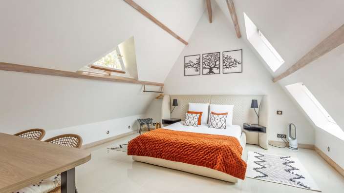 Ein Schlafzimmer mit einem Bett und drei Bildern an der Decke