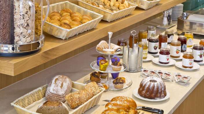 Eine Auswahl an Broten und Marmeladen auf einem Tisch