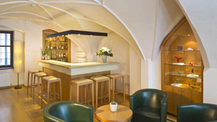 Ein Wohnzimmer mit einer Bar und Stühlen