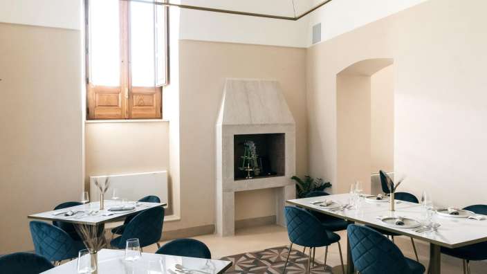 Ein Esszimmer mit Tischen und Stühlen und einem Kamin