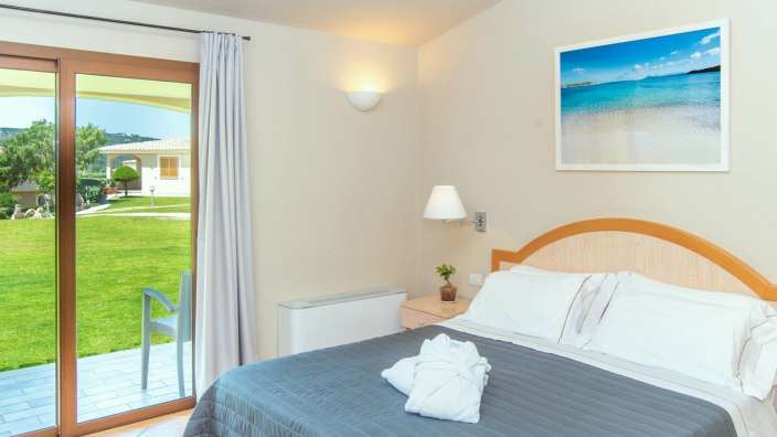 Ein Hotelzimmer mit einem Bett und einem Gemälde über dem Bett