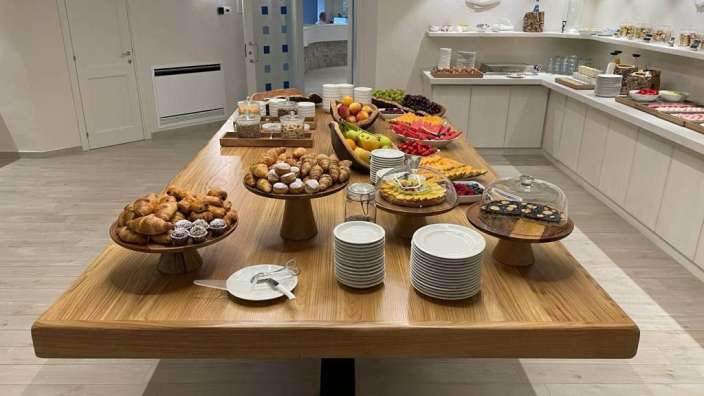 Ein großer Holztisch mit einer Vielzahl von Speisen darauf