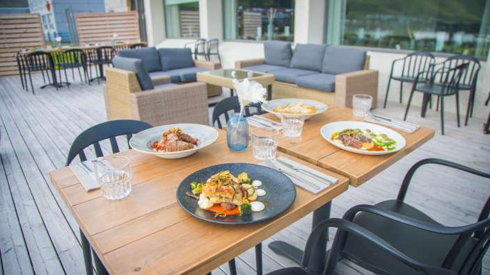 Ein Holztisch mit einem Teller mit Essen darauf
