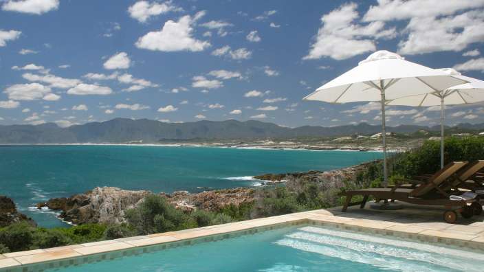 Ein Pool mit Blick auf das Meer und die Berge