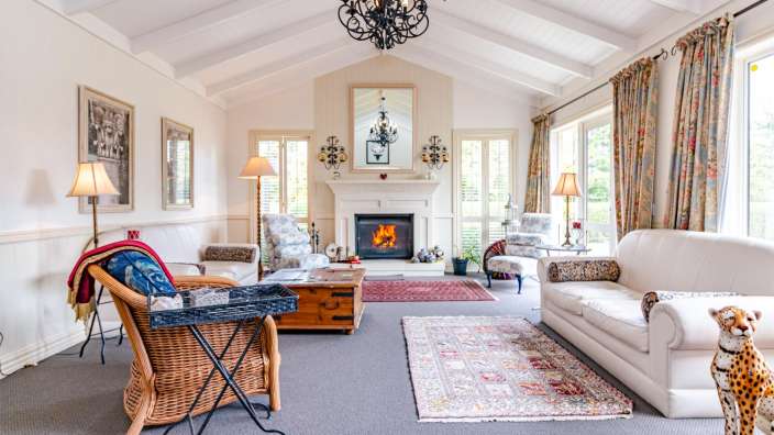 Ein Wohnzimmer mit weißen Möbeln und einem Kamin