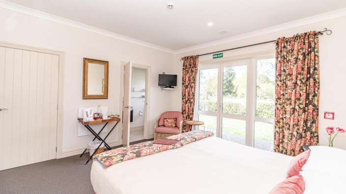 Ein Hotelzimmer mit einem Bett und einem Stuhl