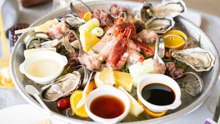 Ein Teller mit Meeresfrüchten und Soßen auf Eis