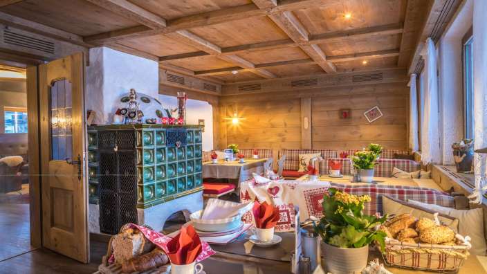 Ein Wohnzimmer mit einem Tisch und Stühlen und einem Kamin