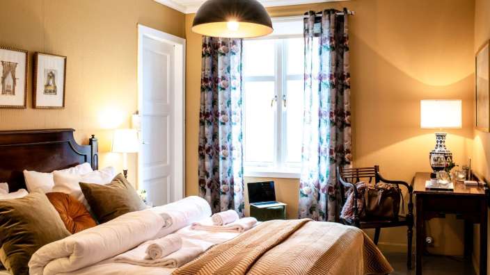Ein Schlafzimmer mit einem Bett und einem Schreibtisch