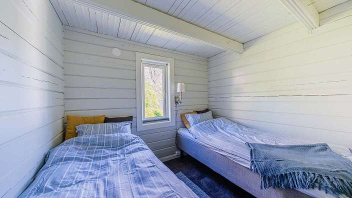 Ein Schlafzimmer mit zwei Betten und einem Fenster