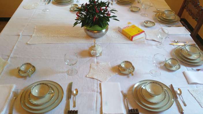 Ein tisch mit tellern und gläsern und einem buch auf dem tisch