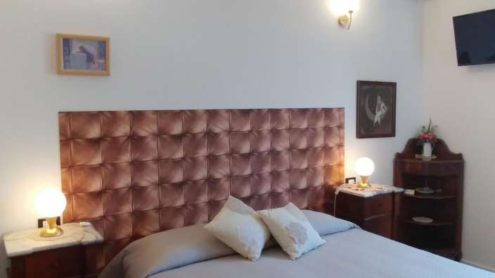 Ein Schlafzimmer mit einem Bett und zwei Nachttischen