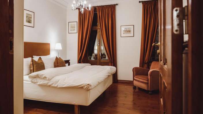 Ein Schlafzimmer mit einem Bett und einem Stuhl