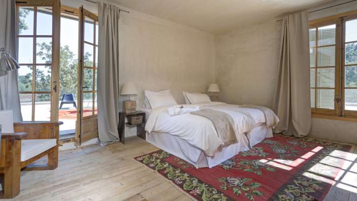 Ein Schlafzimmer mit einem Bett und einem Teppich
