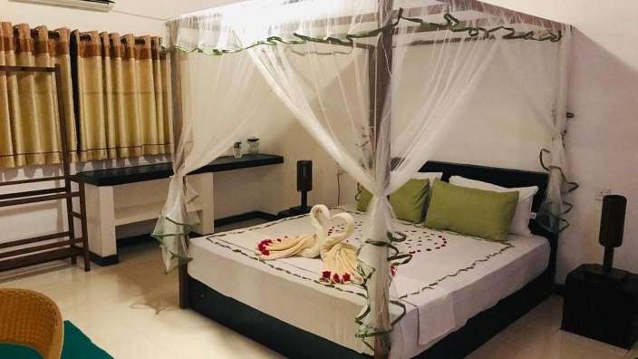 Ein Schlafzimmer mit einem Himmelbett und einem Tisch