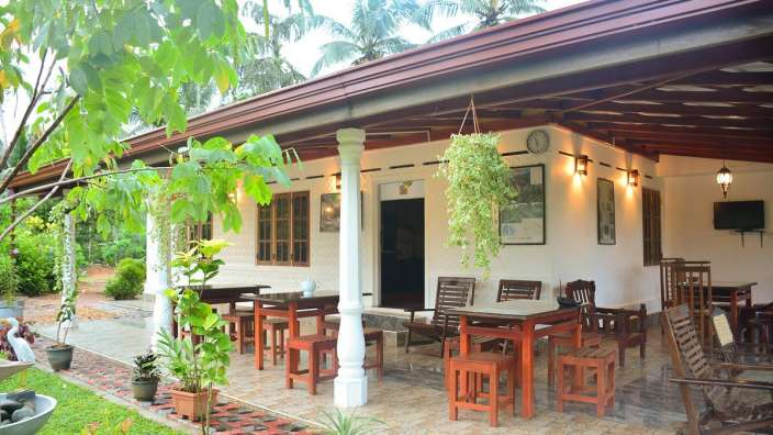 Ein Haus mit einem Tisch und Stühlen davor