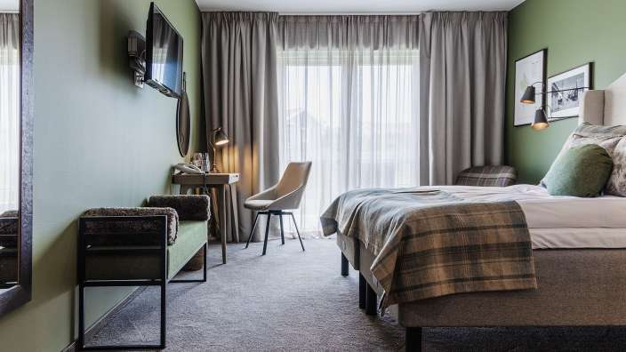 Ein Hotelzimmer mit einem Bett und einem Stuhl