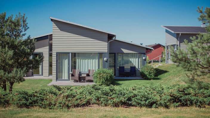 Ein Haus mit vielen Fenstern und einer Terrasse