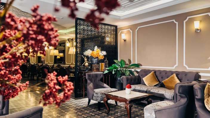 Ein Wohnzimmer mit einem Couchtisch und Stühlen