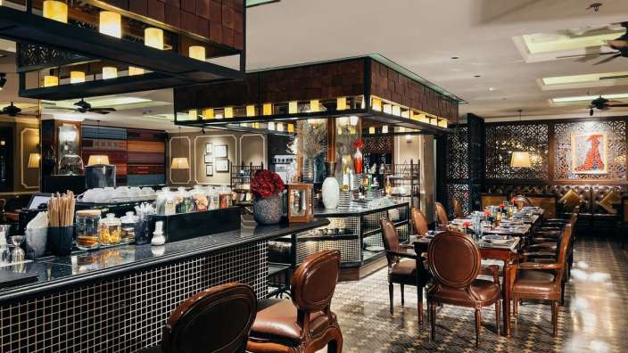 Ein Restaurant mit einem langen Tisch und Stühlen