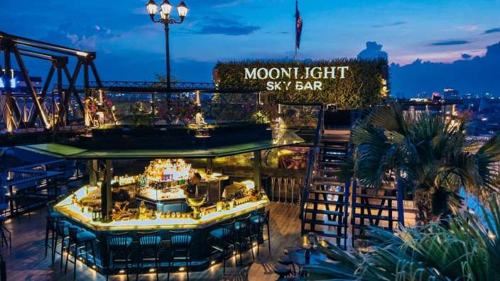Eine Bar mit dem Namen Moonlight Sky Bar darauf