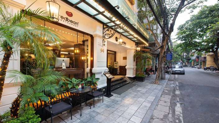 Eine Straße mit einem Restaurant namens " red bean " an der Ecke