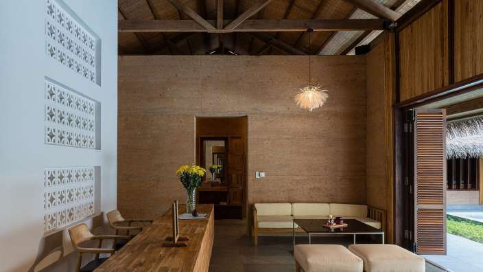 Ein Wohnzimmer mit einem Couchtisch und Stühlen