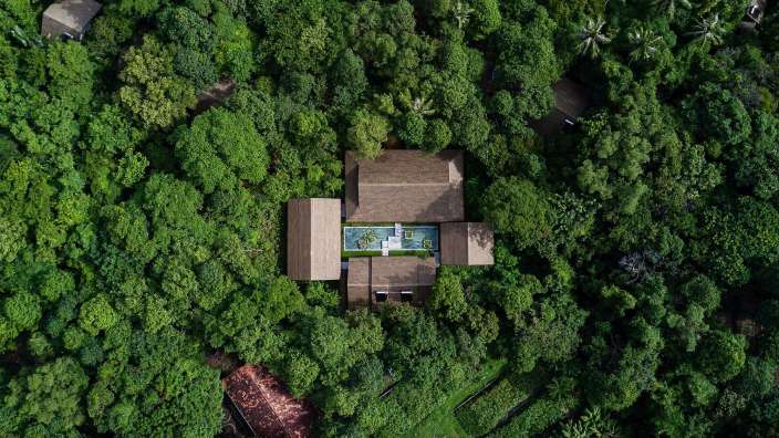 Eine Luftaufnahme eines Hauses inmitten eines Dschungels