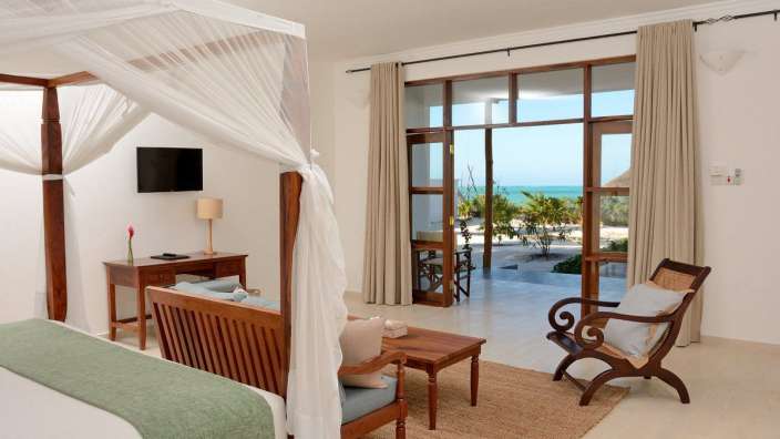 Ein Schlafzimmer mit einem Himmelbett und einem Fernseher