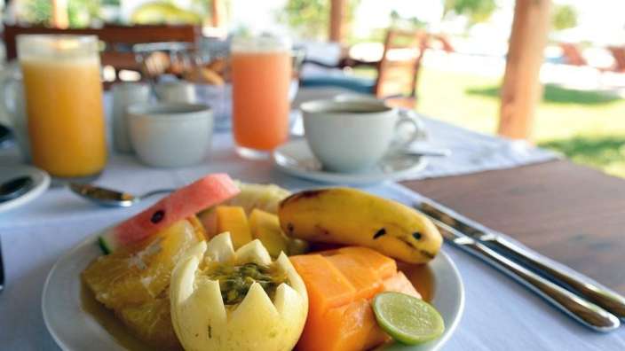 Auf einem tisch steht ein teller mit frischem obst
