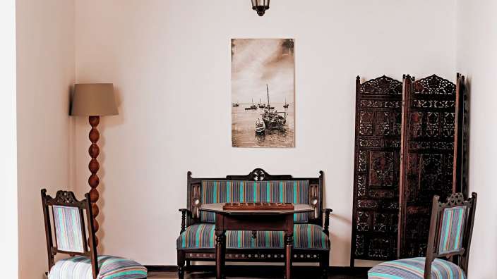 Ein Wohnzimmer mit Möbeln und einem Gemälde an der Wand