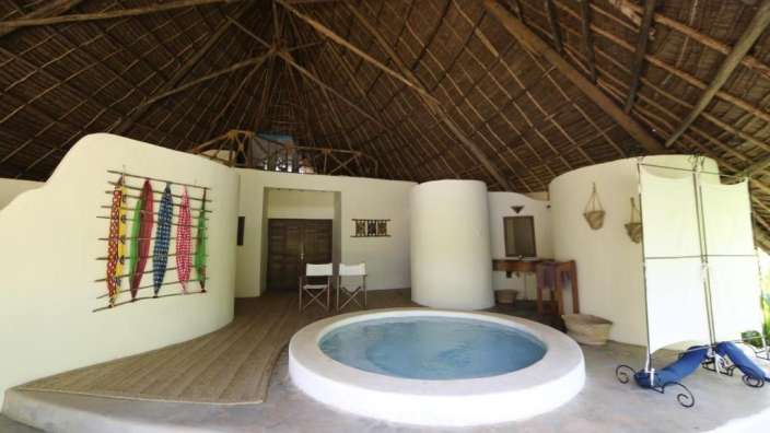 Ein weißer Raum mit einem runden Pool in der Mitte