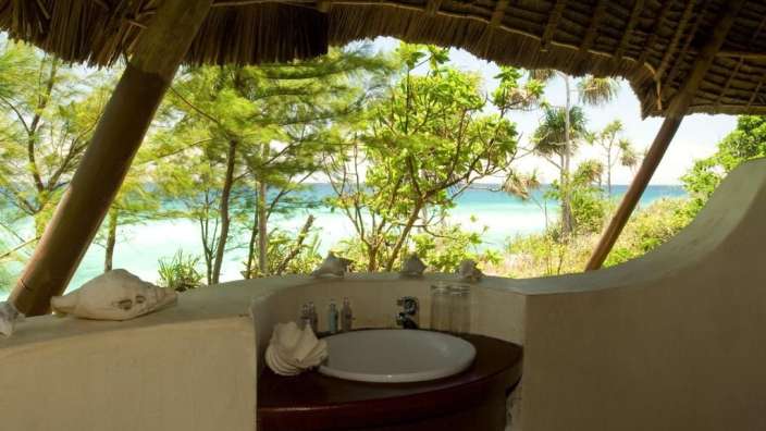 Ein Badezimmer mit einem Blick auf den Ozean