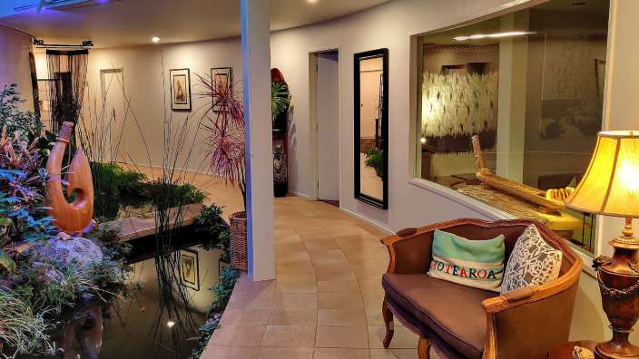 Ein brauner Stuhl mit einem Kissen mit der Aufschrift ed parora darauf