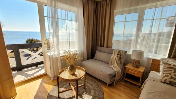 Ein Wohnzimmer mit einer Couch und einem Tisch