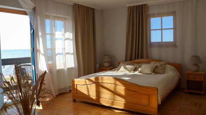 Ein Schlafzimmer mit einem Bett und zwei Nachttischen