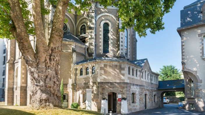 Eine Kirche mit einem roten Schild davor