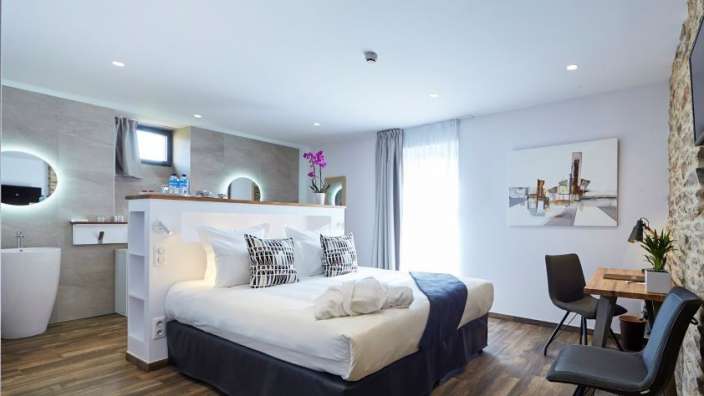 Ein Hotelzimmer mit einem Bett und einem Schreibtisch