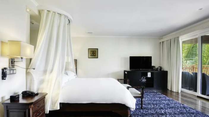 Ein Schlafzimmer mit einem Bett und einem Fernseher