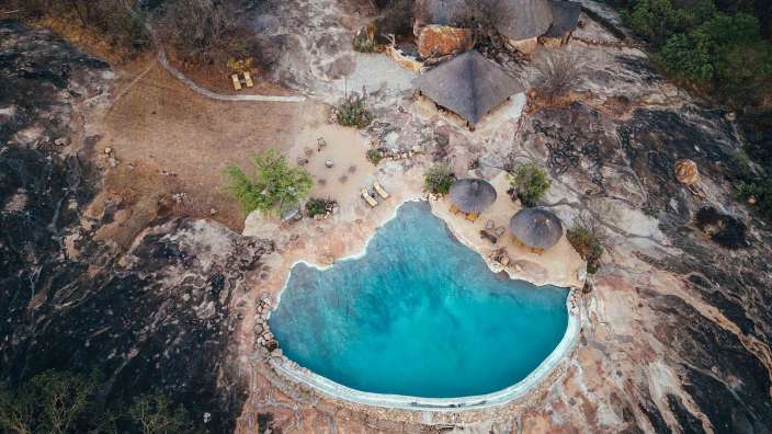 Eine Luftaufnahme eines Swimmingpools auf einem Felsen