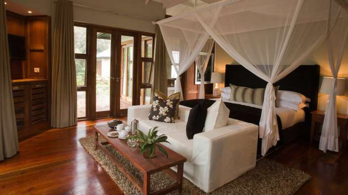 Ein Schlafzimmer mit einem Himmelbett und einem Couchtisch