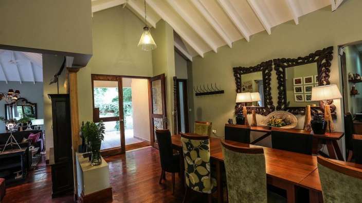 Ein Esszimmer mit einem langen Holztisch und Stühlen